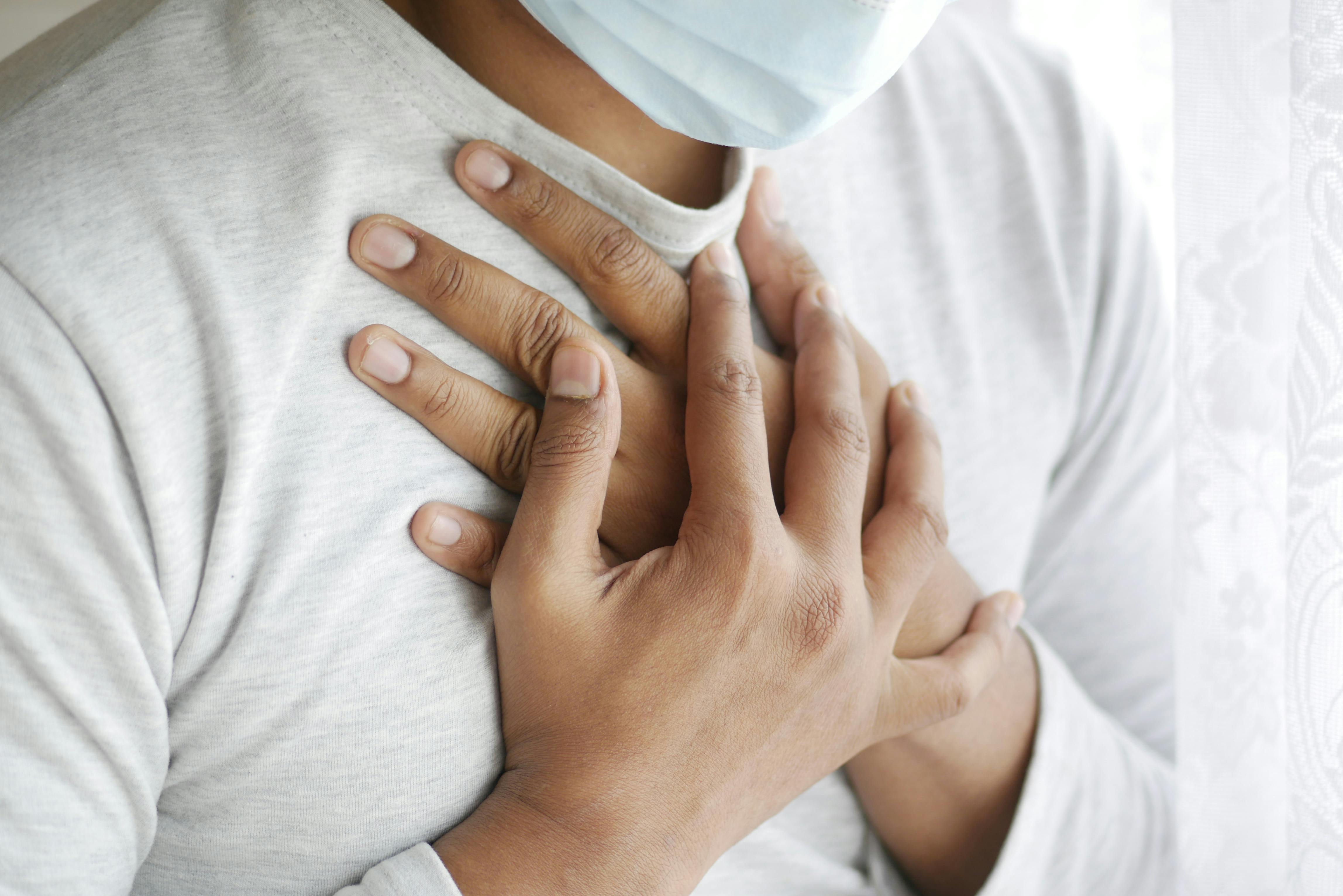 persona con enfermedades cardiovasculares y problemas del corazón