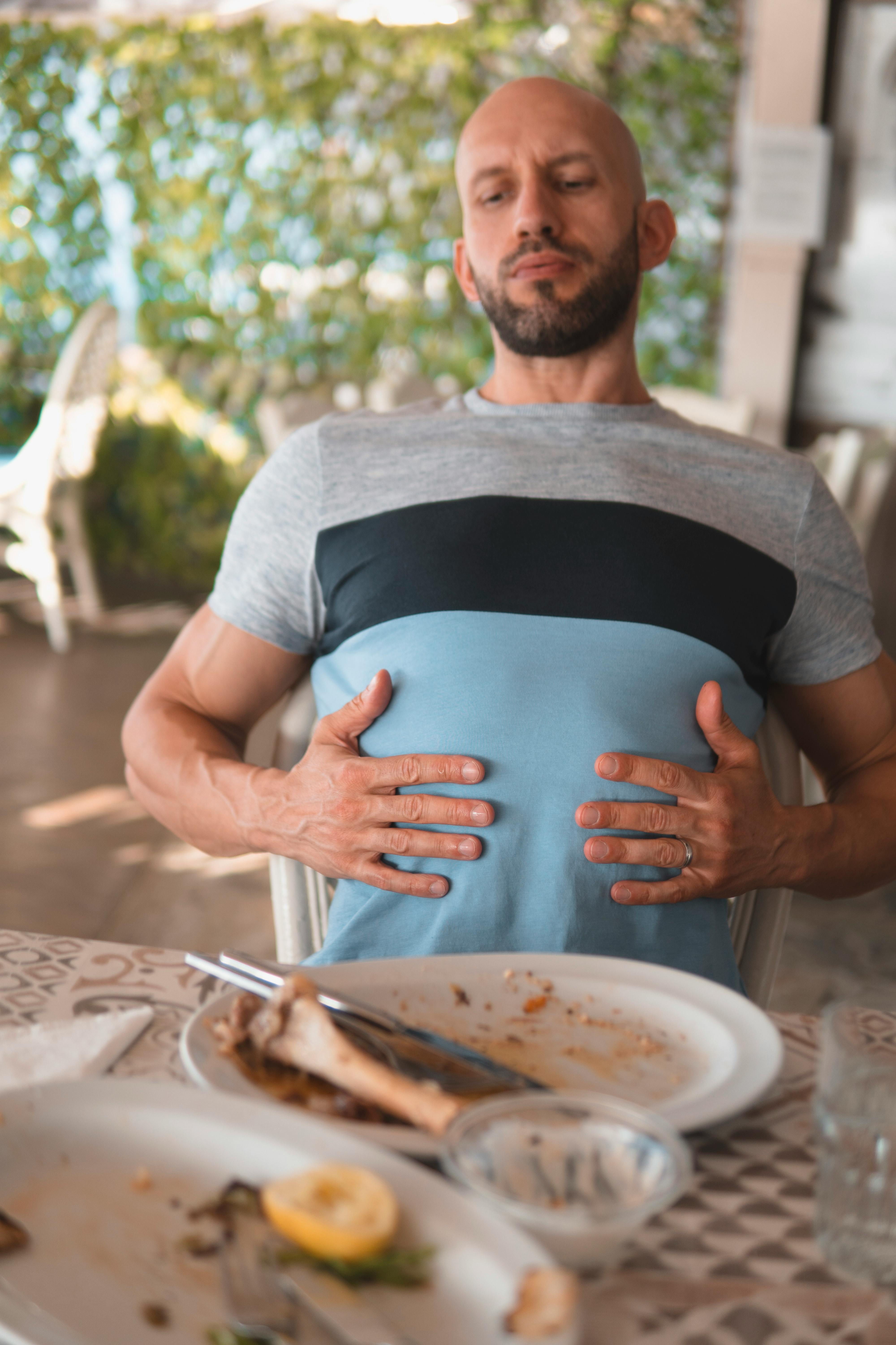 persona con problemas digestivos gastritis colitis reflujo